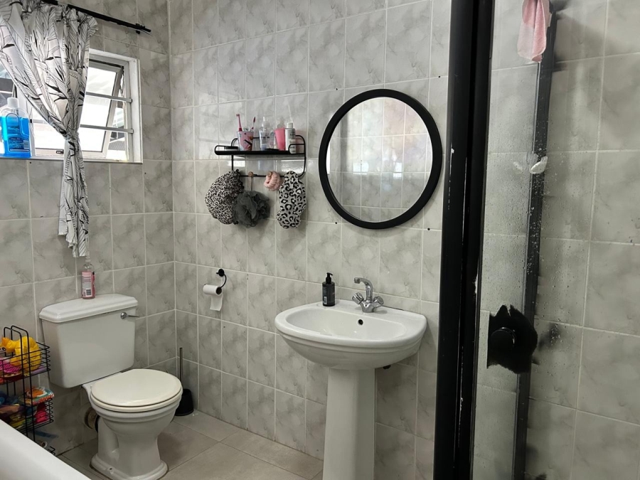 5 Bedroom Property for Sale in Sunrise On Sea Eastern Cape